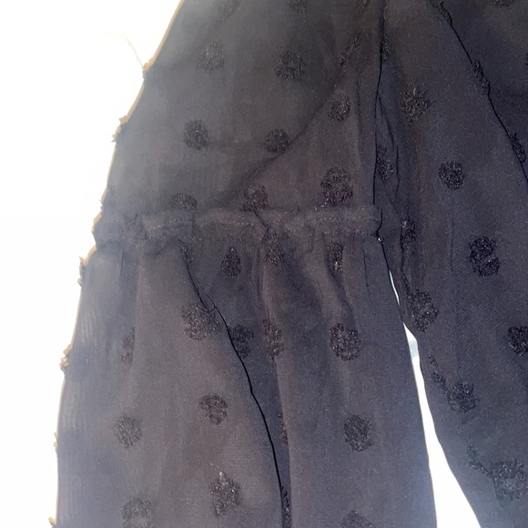 Black top with polka dots made of frayed thread - Picture 5 of 6